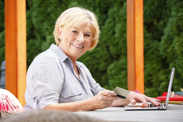 Senior woman shopping online — Stock Photo, Image