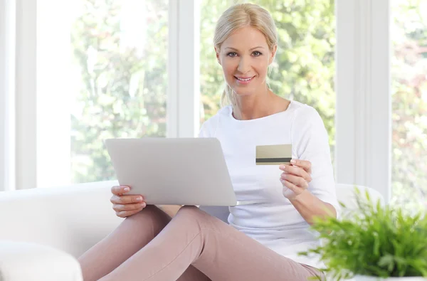 Kobieta robi zakupy online w domu — Zdjęcie stockowe