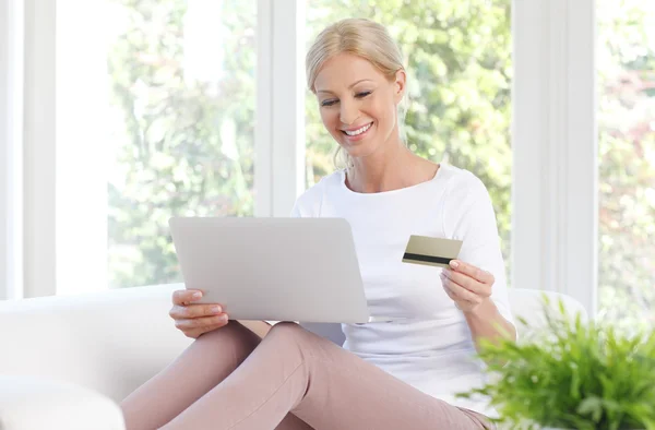 Frau bezahlt Rechnungen online — Stockfoto