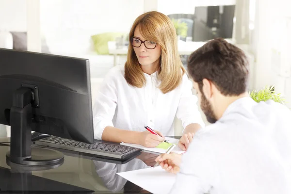 Sales team analyzing financial data — Stock Photo, Image