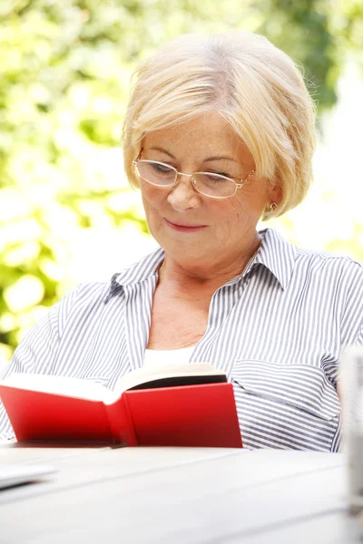 Oudere vrouw zit thuis — Stockfoto