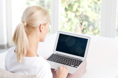 onu laptop kullanan kadın
