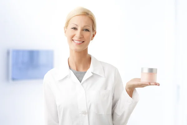 Beauty specialist holding bowl of cream — Stok fotoğraf