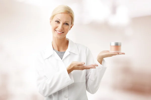 Beauty specialist holding bowl of cream — Stock Photo, Image