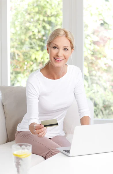 Vrouw winkelen online — Stockfoto