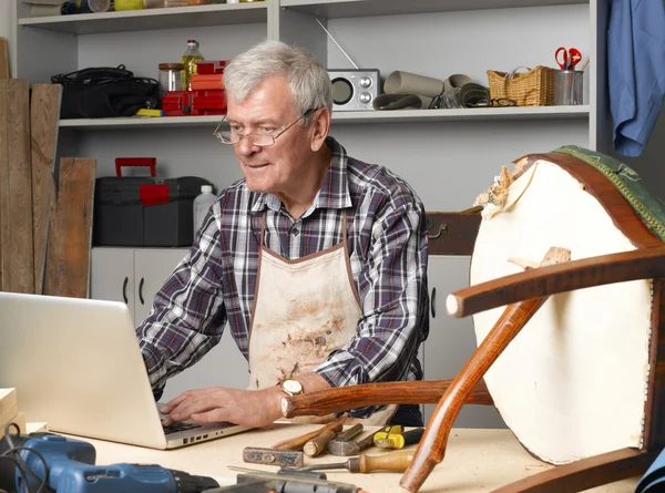 Manual worker in workshop making online order — Φωτογραφία Αρχείου