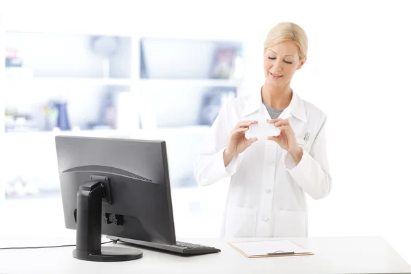 Pharmacist holding blank white box — Stock fotografie