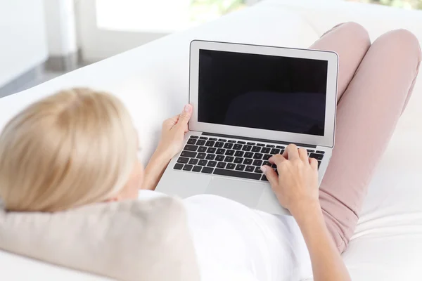 Casual woman working with laptop — Stock fotografie