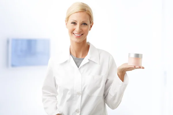 Beauty therapist holding jar of cream — Φωτογραφία Αρχείου