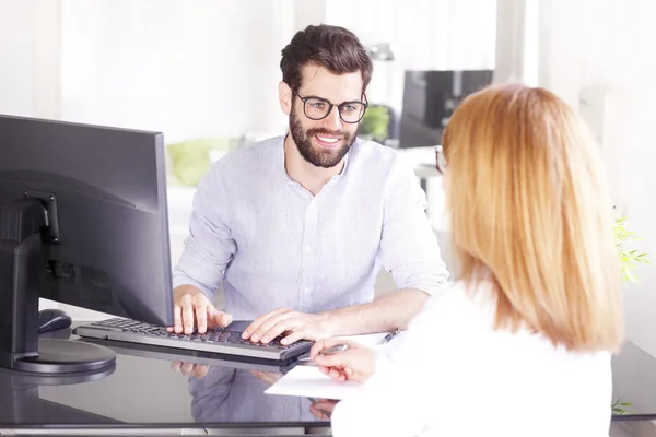 Young assitant consulting with senior advisor — Zdjęcie stockowe