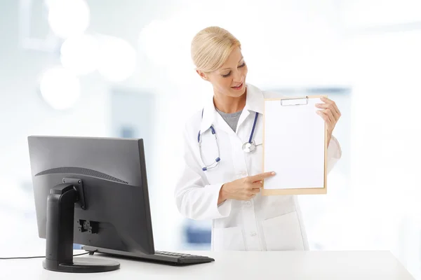 Assistente médico segurando área de transferência — Fotografia de Stock