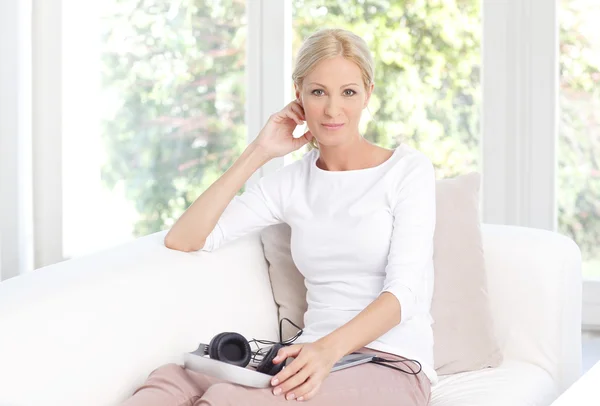 Frau sitzt auf Sofa — Stockfoto