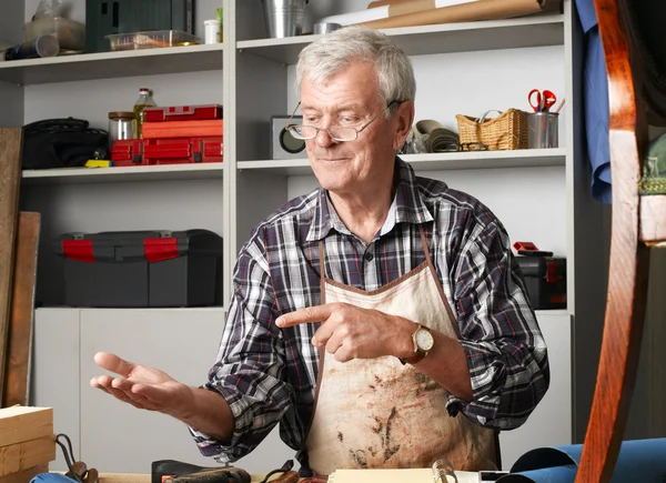 Retired manual worker working at workshop — Stock Photo, Image
