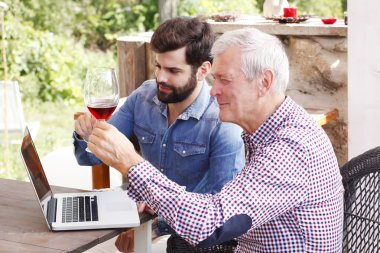 winemakers in front of laptop consulting