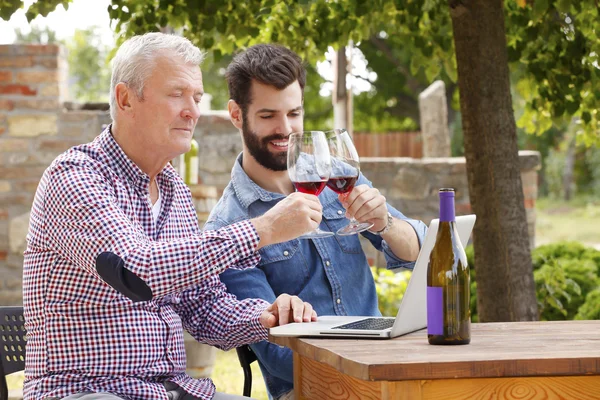 Produttori di vino di fronte alla consulenza laptop — Foto Stock