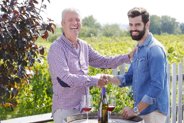 Winzer stehen am Weinberg — Stockfoto