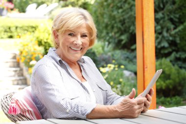 ebook reader'ı kullanarak Garden emekli kadın