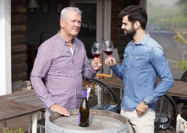 kırmızı şarap tatma erkekler genç ve üst düzey