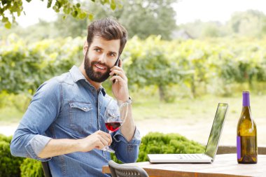 Winemaker, şarap mahzeni laptop önünde