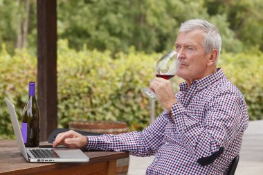 üst düzey winemaker mahzeninde oturan