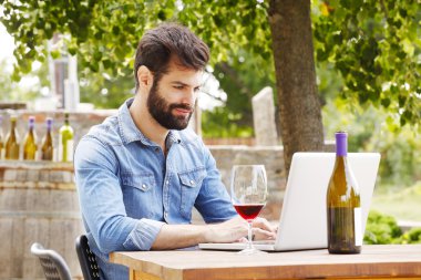 Winemaker, şarap mahzeni laptop önünde