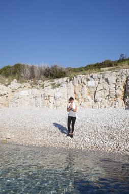 müzik dinleme ve sahilde rahatlatıcı kadın