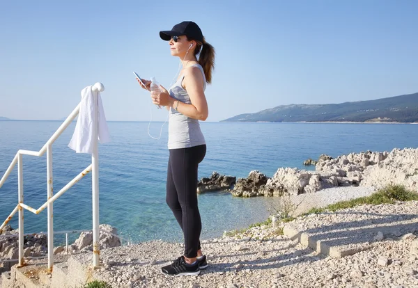 Woman on beach after morning runing — Stock Photo, Image