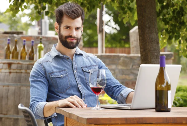 Professioneller Mann, der Rotwein verkostet — Stockfoto