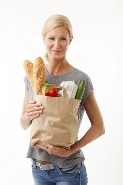 Femme tenant sac en papier plein de nourriture — Photo