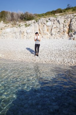 kadın dinlenirken müzik