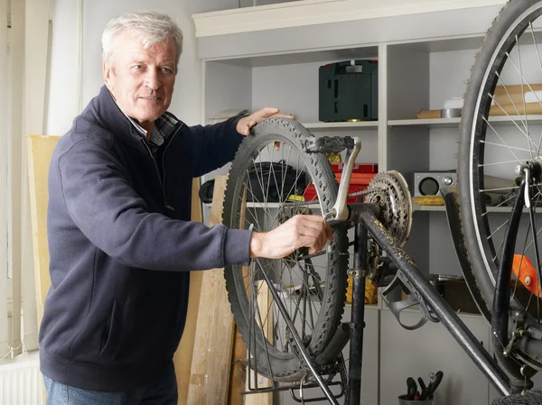 Man reparing bike — Stock Photo, Image