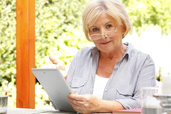 Seniorin nutzt digitales Tablet — Stockfoto