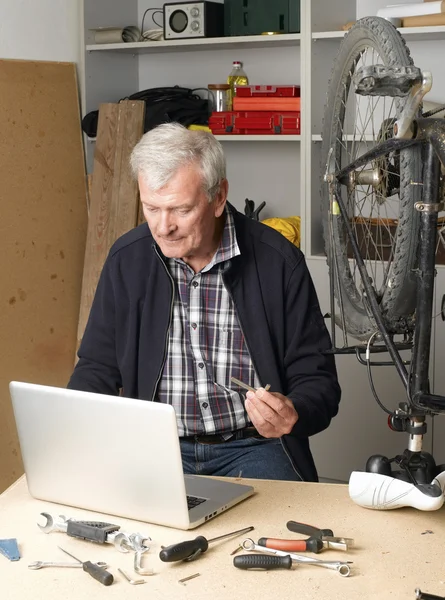 Uomo seduto davanti al computer portatile — Foto Stock