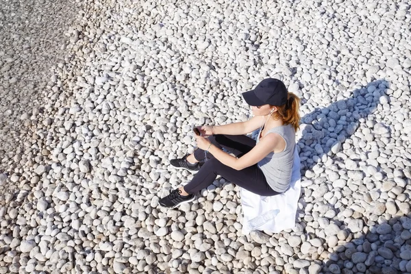 Woman sitting on the cost line — Stock Photo, Image