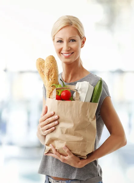 Femme tenant sac à provisions en papier — Photo