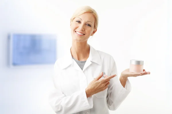 Assistant holding in her hand a jar — Stock Photo, Image