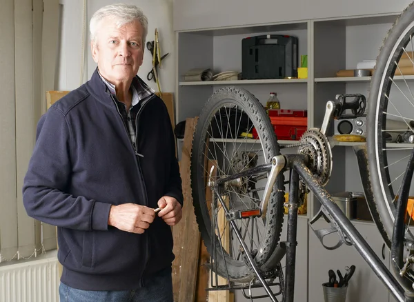 Senior bike shop owner working — Stock Photo, Image