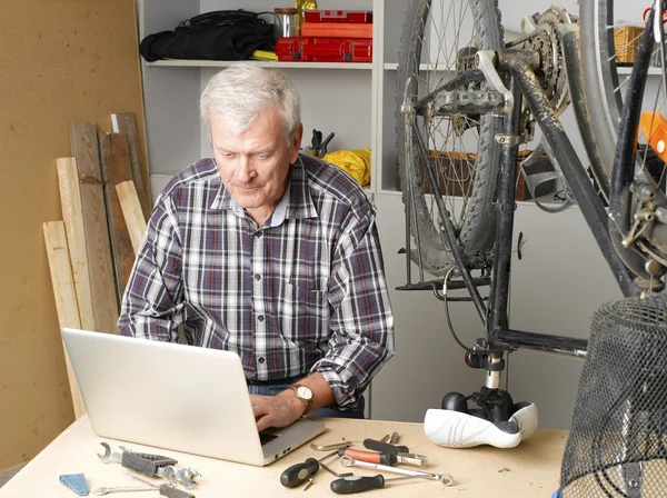 Hombre sentado delante de la computadora portátil — Foto de Stock