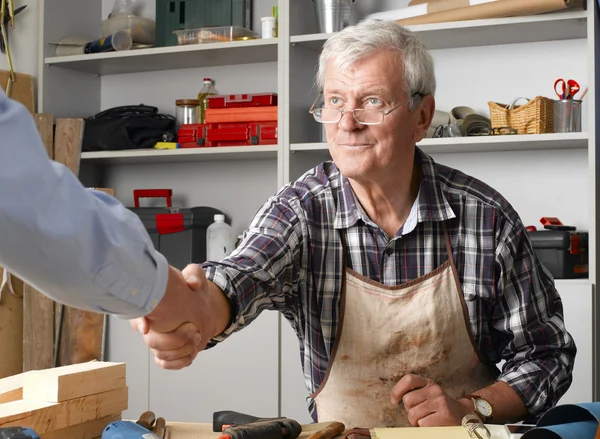 Äldre man som arbetar — Stockfoto