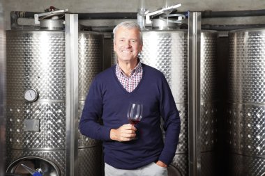 elinde bir bardak tutan winemaker