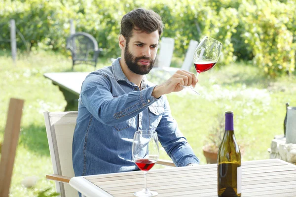 Enólogo degustação de vinho — Fotografia de Stock