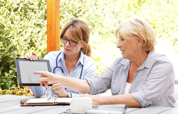 Krankenschwester hält Tablet in der Hand — Stockfoto