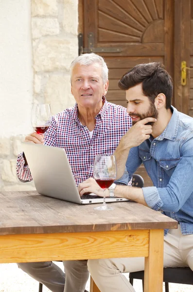 Sommelier a mladý vinař sedí — Stock fotografie