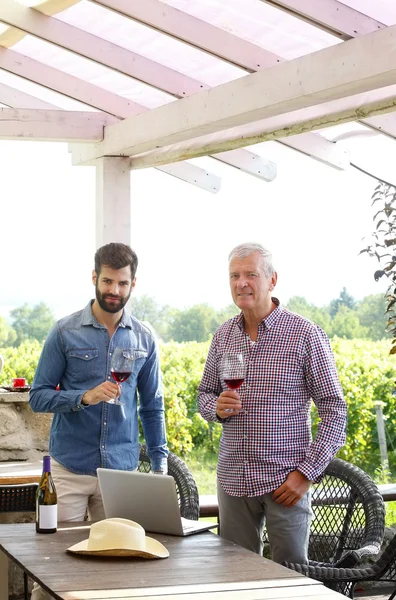 Enólogo e jovem sommelier pé — Fotografia de Stock