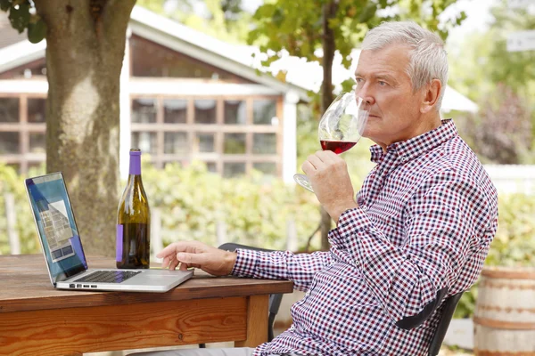 Sommelier segurando na mão um copo — Fotografia de Stock