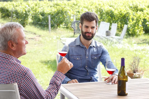 Viticoltori professionisti durante la degustazione di vino rosso — Foto Stock
