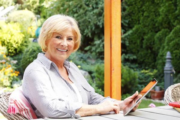 Mujer sosteniendo en la mano tableta digital — Foto de Stock