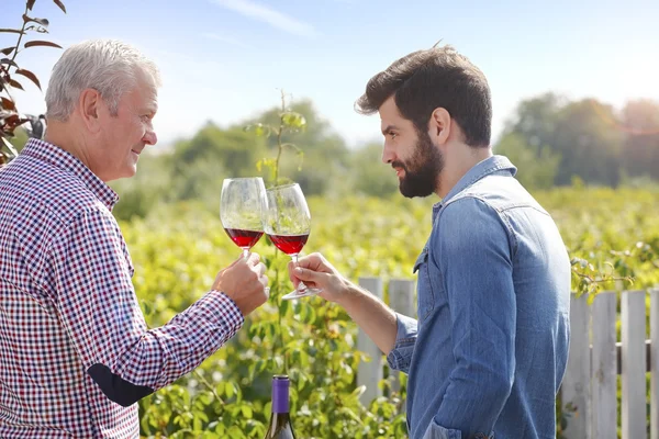 Winemaker and  man holding gasses — Stockfoto