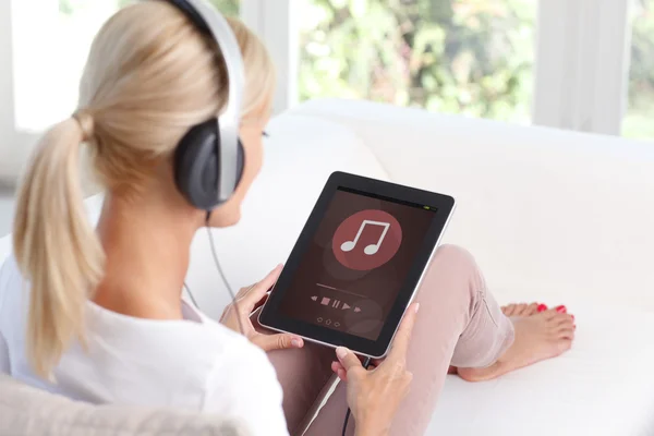 Frau lädt Musik für digitales Tablet herunter. — Stockfoto
