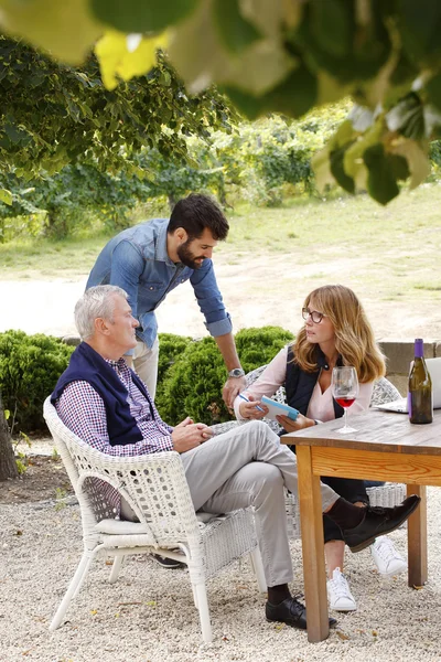 Vintner family working together. — Stock Photo, Image